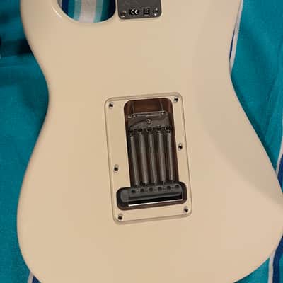 Fender Standard Stratocaster with Maple Fretboard 2006 - 2017 - Arctic White image 5