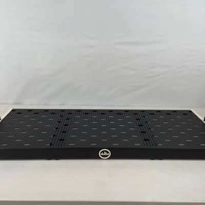 Temple Audio TRIO 43 Pedalboard, 43.2" x 16.5", Vintage White image 1