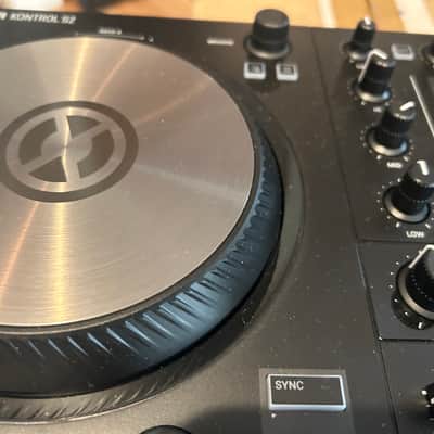 Native Instruments Traktor Kontrol S2 MK3 2018 - Black image 12