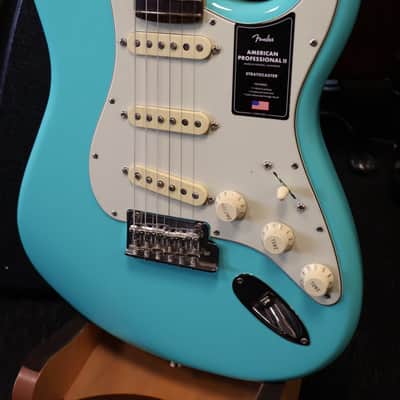 Fender Limited Edition American Professional II Stratocaster Sea Foam Green (B-Stock) image 2