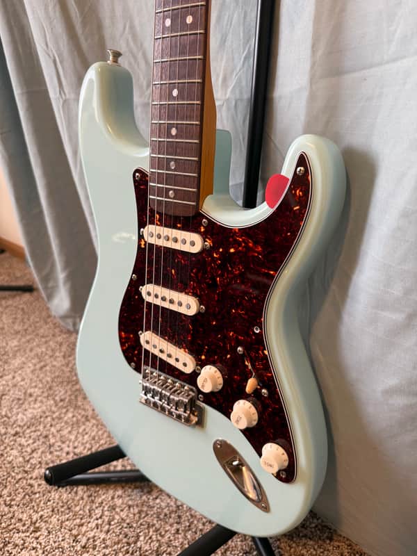 Squier Classic vibe 60’s Stratocaster 2022 - Sonic blue image 1