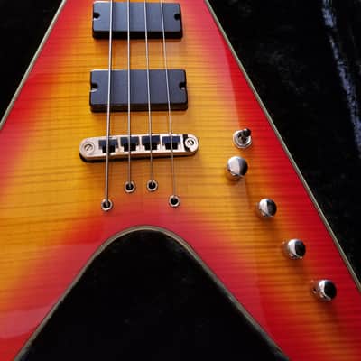 Dean DOA V Bass 2004 Cherryburst image 2