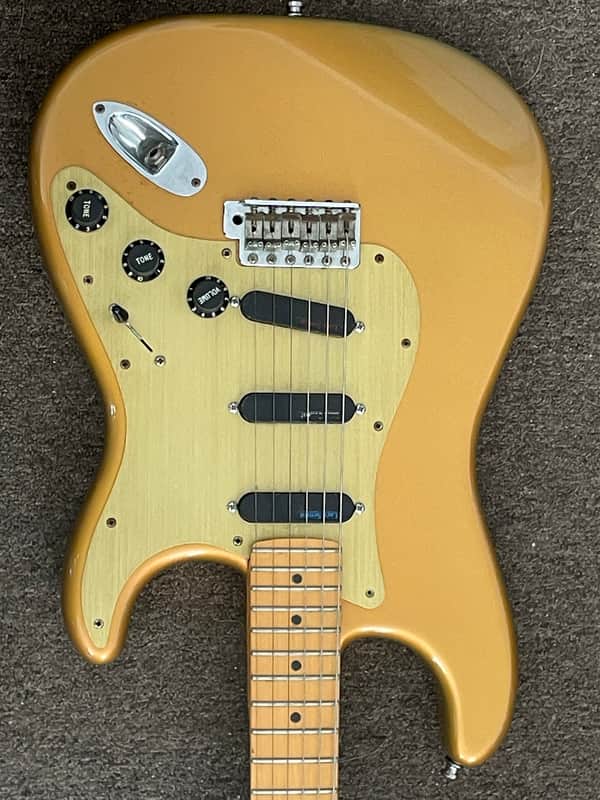 Fender Stratocaster 2003 Gold image 1