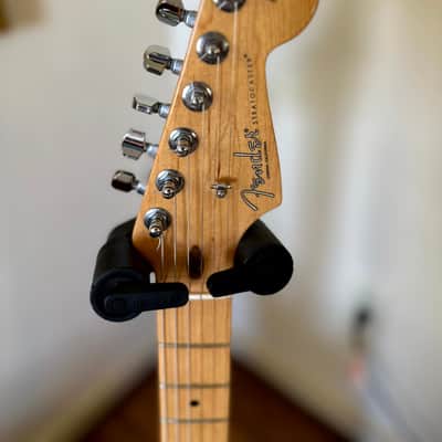 Fender American Stratocaster 2020 - Gloss Black / Locking Tuners / Strap Lock image 3