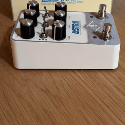 Universal Audio Astra Modulation Machine 2021 - Present - White image 6