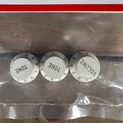 Real Life Relics Genuine Fender Stratocaster® Knobs Parchment 0056254049    [DR2]