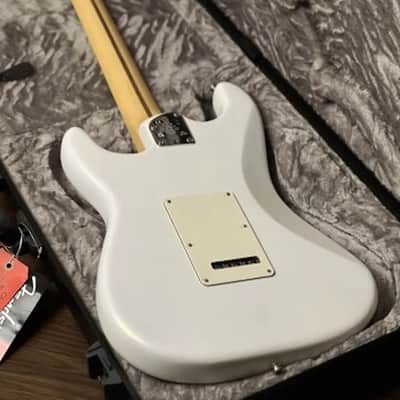 Fender Juanes Signature Stratocaster 2023 - Present - Luna White image 2