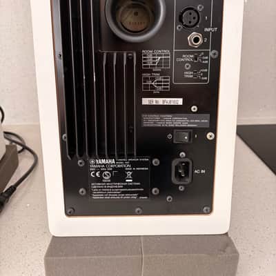 Yamaha HS7 6.5" Powered Studio Monitor (Pair + Cables & Isolation Pads) White image 4
