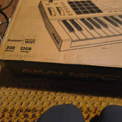 Akai MPC Key 37 Standalone Workstation Synthesizer 2024 - Present - Red imagen 2