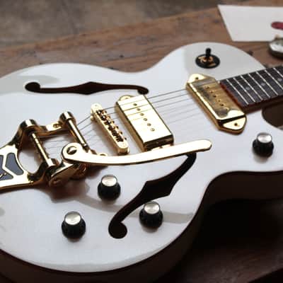 EPIPHONE "Limited Edition Wildkat Royale Bigsby Pearl White" 3, 69 KG image 2