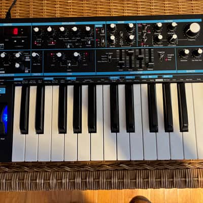 Novation Bass Station II 25-Key Monophonic Synthesizer 2013 - Present - Black