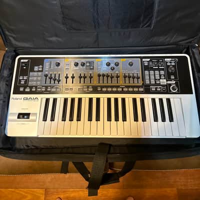 Roland SH-01 GAIA 37-Key Digital Synthesizer 2010 - 2012 - White