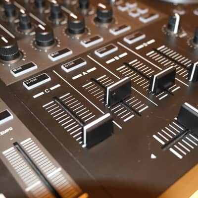 Native Instruments Traktor Kontrol S3 DJ Controller 2019 - Present - Black image 6