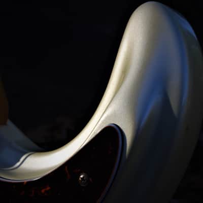 Mosrite VENTURES Bass 1991 White Pearl. The last guitar built by Semie Moseley. RAREST. Only one image 14