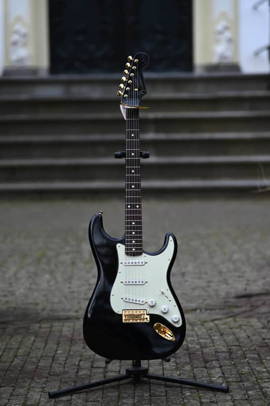 Fender FSR Made in Japan Traditional II 60s Stratocaster, Gold