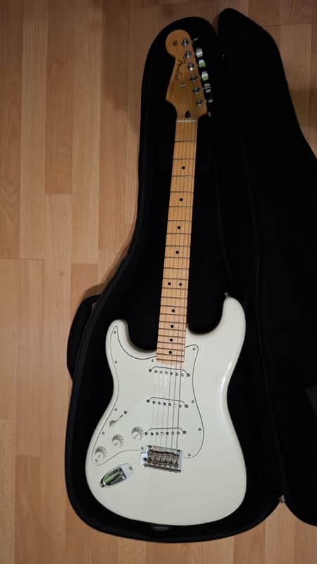 Fender Player Stratocaster Left-Handed (Made in Mexico) + Fender Gig Bag image 1