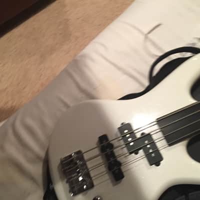 Ibanez Mikro Bass Fretless White image 3