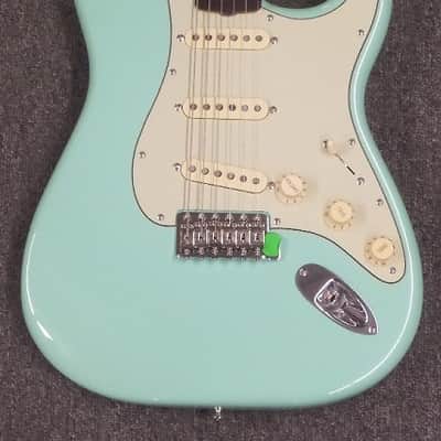 Fender® Special Edition '60s Strat Lacquer Rosewood Fingerboard Surf Green w/Matching Headcap image 2