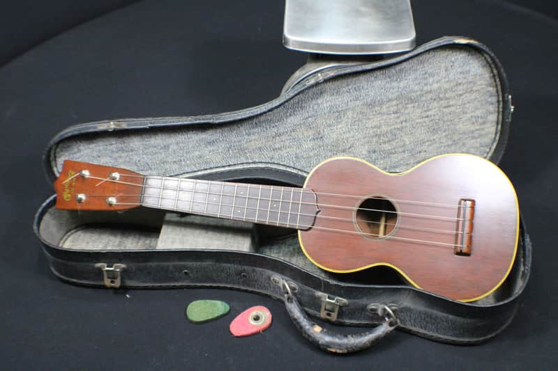 A Vintage Martin Style 2 Ukulele in it's Original Case & Like New Condition # 9 U image 1