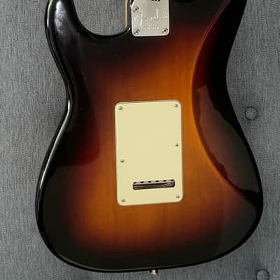 Fender American Elite Stratocaster with Maple Fretboard 2016 - 2019 - 3-Color Sunburst image 5