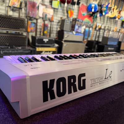 Korg Triton LE 61-Key 62-Voice Polyphonic Workstation 2000 - 2002 - Silver