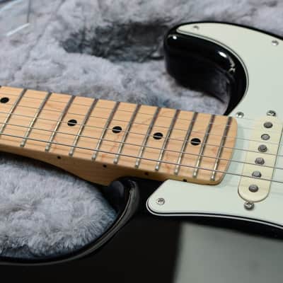 Fender American Professional Stratocaster with Maple Fretboard 2017 - 2019 - Black image 5