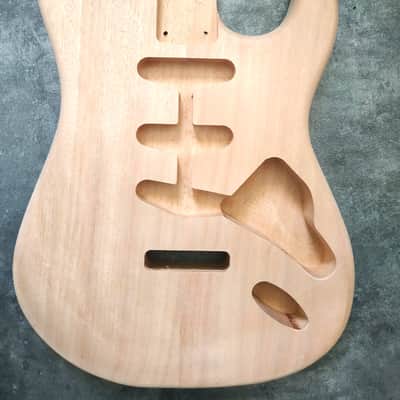 Mahogany light 2 pieces Body Stratocaster Style less than 1.7kilos (-3,75lb), Un image 1