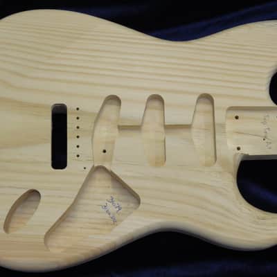 1 Piece 40yr Aged Pine Strat Style body - 3lbs 3oz #3674 *IMPORT CHARGES INCLUDED image 2