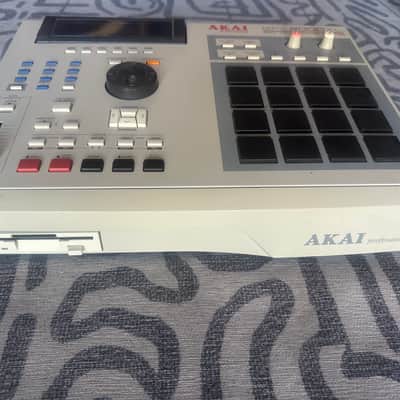 Akai MPC2000XL MIDI Production Center 2000 - 2005 - Grey image 2