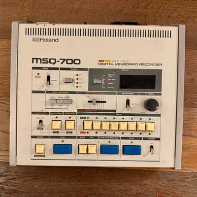 Roland MSQ-700 Multitrack Digital Keyboard Recorder 1984 - 1986 - Beige