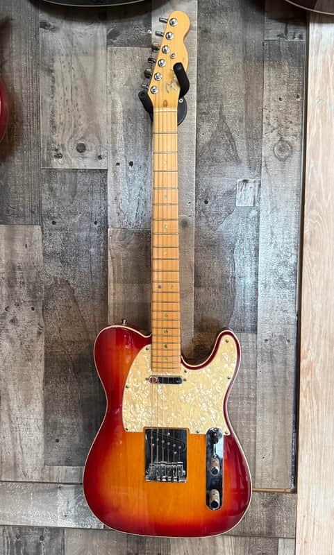 Fender American Deluxe Telecaster with Maple Fretboard 2004 - 3-Color Sunburst
