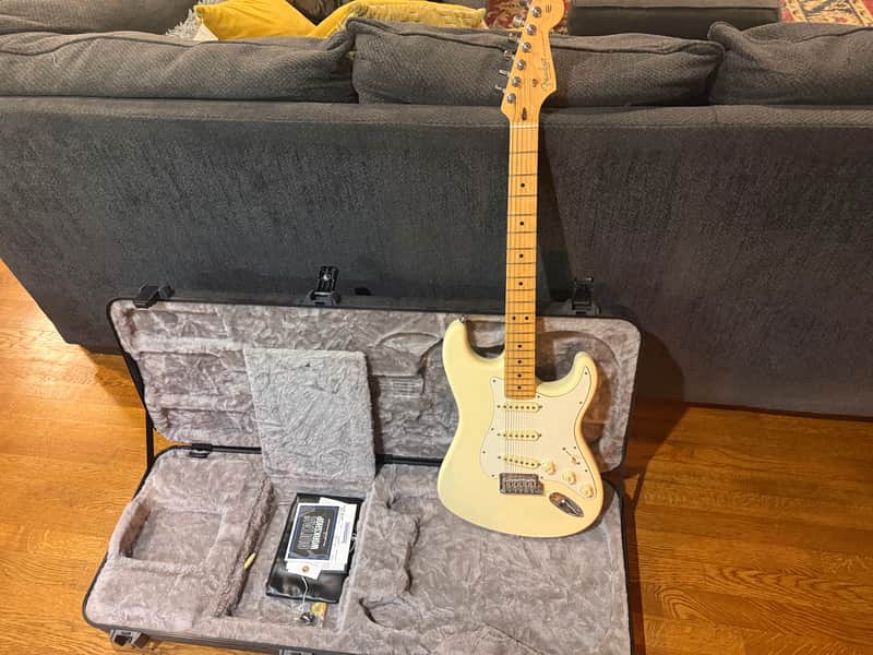 Fender American Professional Stratocaster with Maple Fretboard 2017 - 2019 - Natural image 1