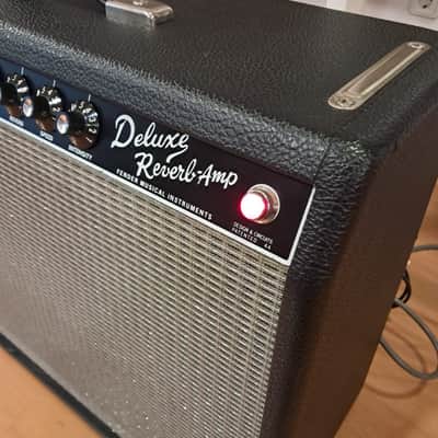 Fender 65 Deluxe Reverb - Guitar Combo image 3