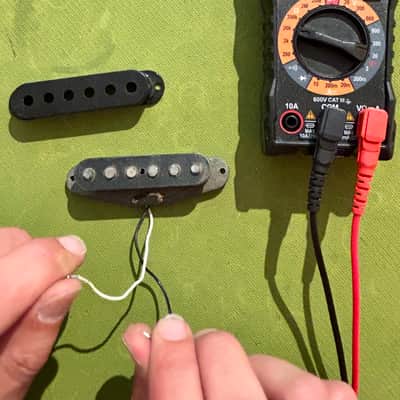 Mid to Late 70s Vintage Fender Stratocaster Gray-Bottom Flat-Pole - Black Cover image 5