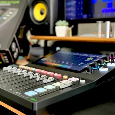 Mackie DLZ Creator Adaptive Digital Mixer with Mix Agent Technology **open-box deal! **perfect condition demo unit!! image 2