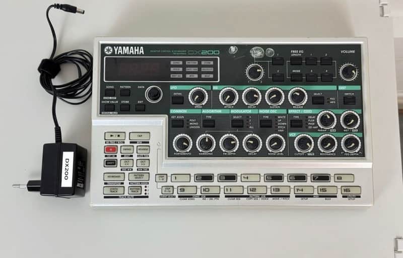 Yamaha Dx 200 2001 - Silver / Black image 1