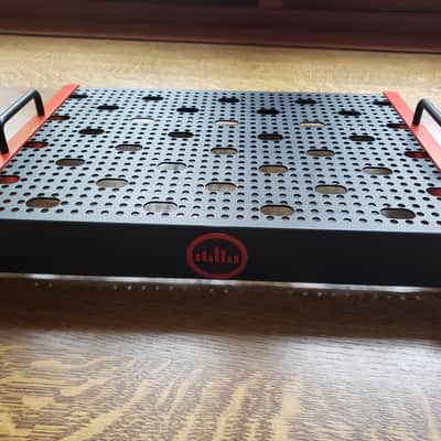 Temple Audio Duo 17 pedalboard with soft case, modules, and mounting bracket image 4