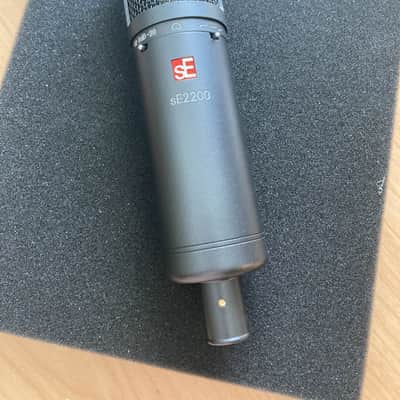 sE Electronics sE2200 Large Diaphragm Cardioid Condenser Microphone w/ Isolation Pack image 2