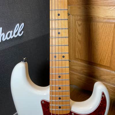 Fender Deluxe Roadhouse Stratocaster with Maple Fretboard 2008 - 2013 Arctic White image 3