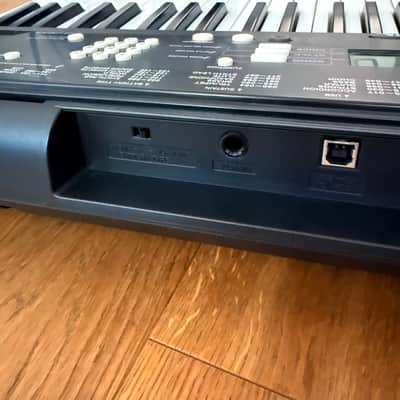 Yamaha EZ220 Lighted Key Portable Digital Piano 2012 - Present - Black image 8