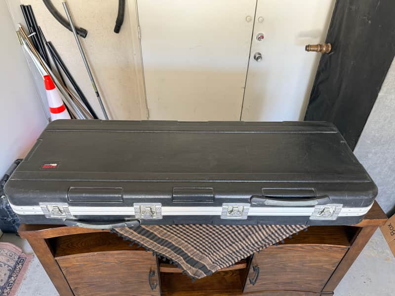 Gator Hardshell travel case with wheels 2000’s - Gloss image 1