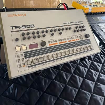 Roland TR-909 Rhythm Composer 1983 - 1985 - White