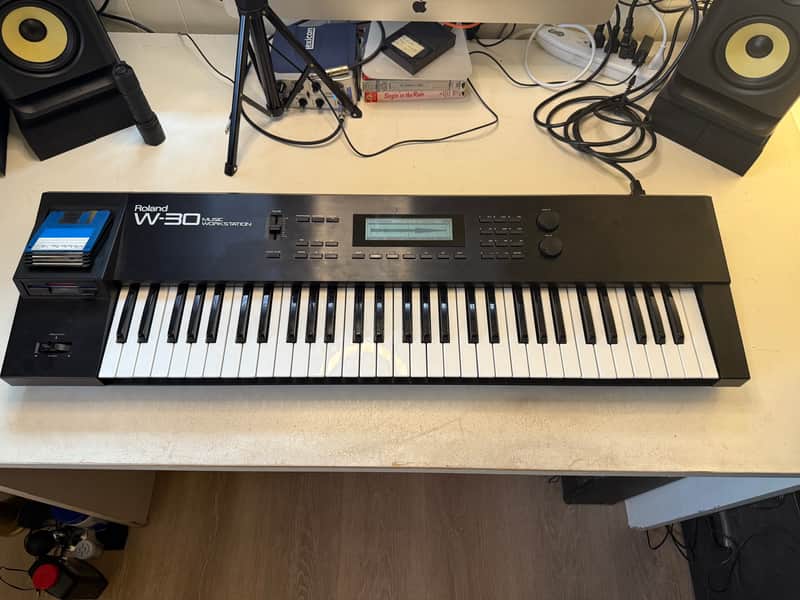 Roland - W30 Sampling Workstation image 1