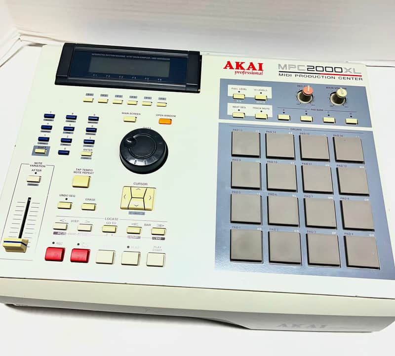 Akai MPC2000XL MIDI Production Center 2000 - 2005 - Grey image 1