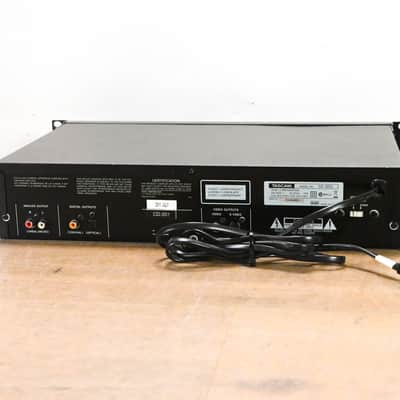 TASCAM CD-200i Rackmountable CD Player with iPod Dock CG014RT image 5