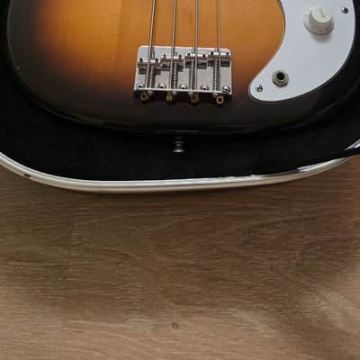 Squier Bullet Bass B-34 1983 - 3-Color Sunburst image 3