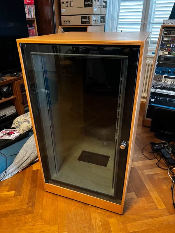 Schallgedämmtes 19” Studio-Rack 20HE mit Glastür, auf Rollen image 1