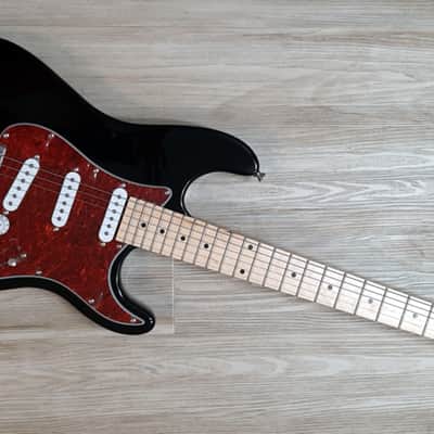 2025 Elite® Stratocaster Black Guitar Classic Strat SSS LTD Tortoise P/G image 9