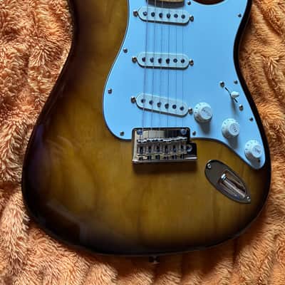 Fender 75th Anniversary Commemorative Stratocaster 2021 - 2-Color Bourbon Burst image 2