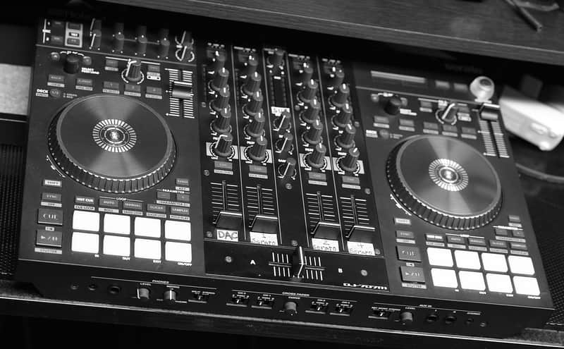Roland DJ707M 4-Channel DJ Controller